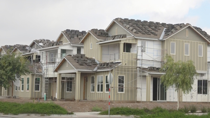 美國亞利桑那州鳳凰城是美國第5大城，隨著台積電設廠，引進數百名台灣員工及眷屬入住，廠區外圍一帶許多正在興建中住宅。