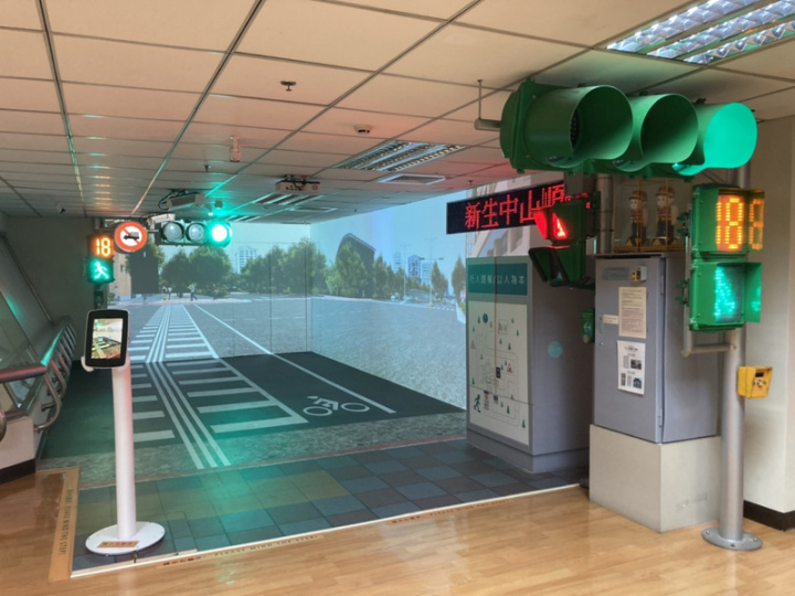 台北市交通局在台北轉運站設置交通資訊中心，展示實體路口號誌等，盼寓教於樂，增進交通安全。