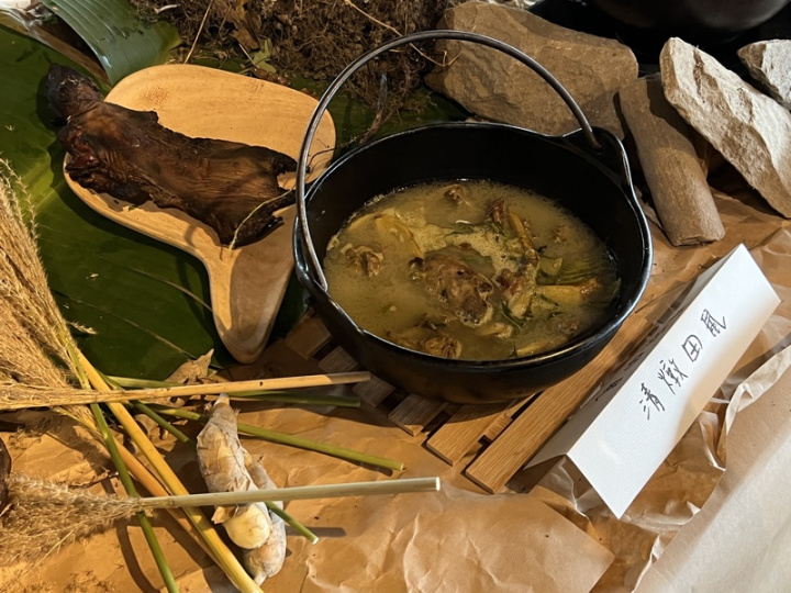 國立台東大學師生訪談考古學者、考究出土文物，料理出長濱文化、卑南文化老祖宗的9道美食。圖為清燉田鼠。