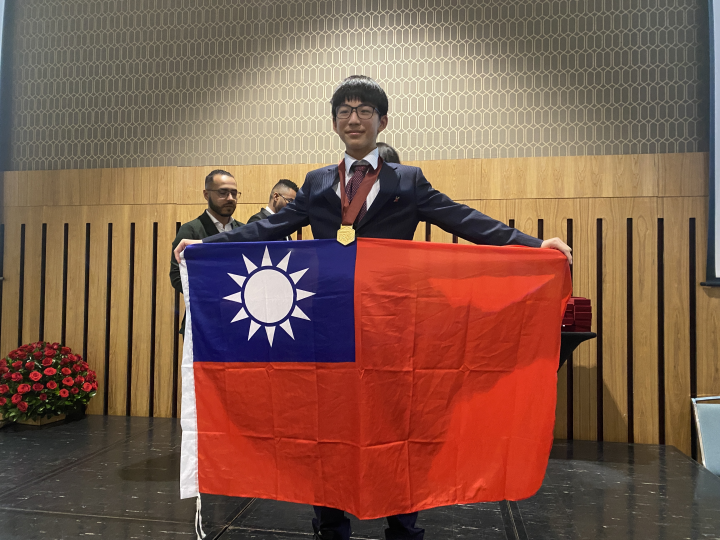 桃園市立大成國民中學王冠宇同學榮獲金牌獎