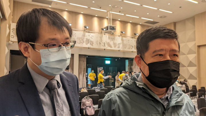 高雄長庚24日舉辦先天性自體免疫疾病「肌無力症」病友會，郭姓化工業者（右）出席分享，指自己剛發病時像重感冒，眼皮塌且容易眼花，拿水等小動作也可能引起抽筋，經檢查確診肌無力症，透過專業協助，如今已能正常生活。