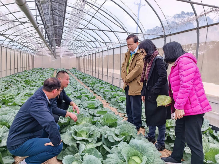 農糧署北區分署長王安石（右3）跨海赴金門，向全國十大神農獲獎者張斯翔（左2）致賀，並參訪所經營農場。（金門縣政府提供）