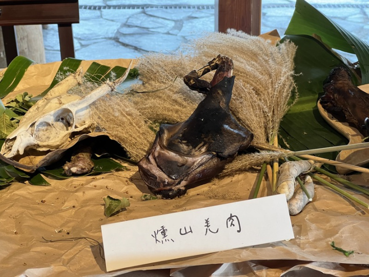 國立台東大學師生訪談考古學者及考究出土文物，14日在卑南遺址公園餐廳發表仿古料理的9道菜。圖為長濱文化人的燻山羌。