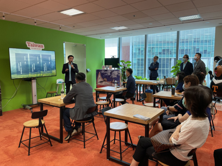  台東縣政府2日在新加坡舉辦業者說明會，宣傳台東新玩法、主打有機觀光。