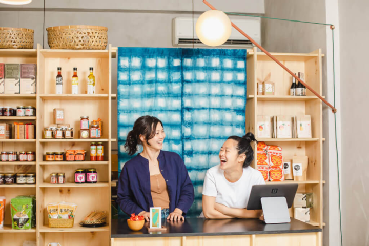 販售台灣產品的雲海嚴選創辦人鄭衍莉（左）與合夥人林思妤（右）攜手，6月在紐約市布魯克林區威廉斯堡開設風格復古的柑仔店。（雲海嚴選提供）
