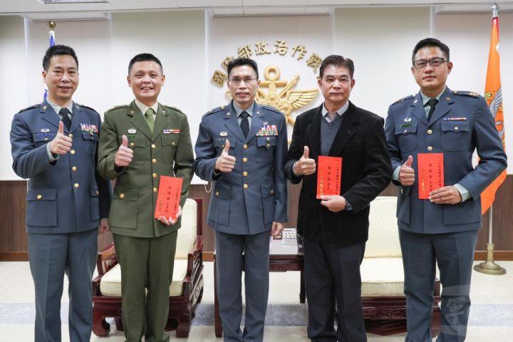 張副局長接見3位當選「民國111年全國好人好事代表」國軍官兵及同仁