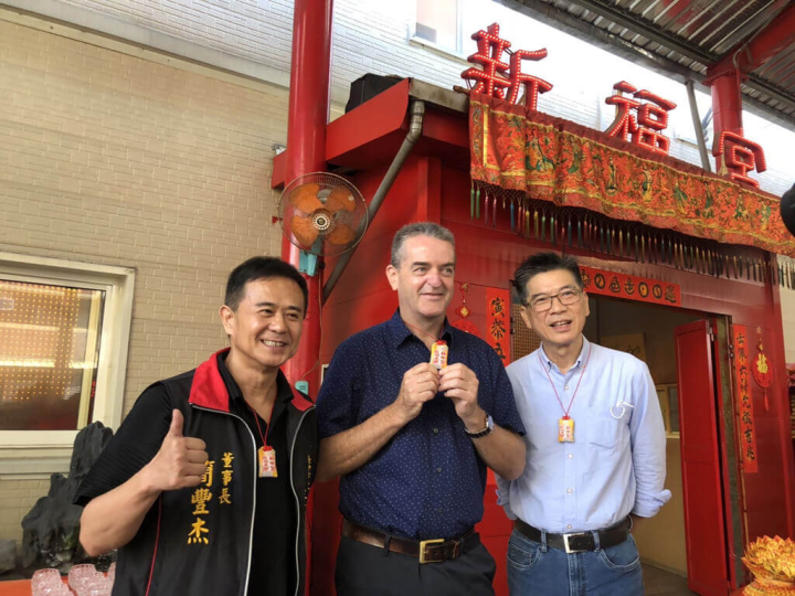 法國飛機製造商亞太區總經理波托茲基（Christophe Potocki）（中）10日前往台中市東區新福宮還願，展示配戴的平安符。