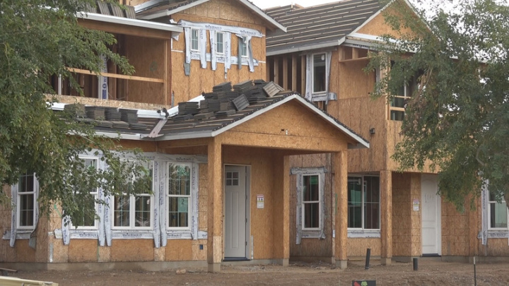 台積電進駐美國亞利桑那州鳳凰城設廠，引進數百名台灣員工及眷屬入住，廠區外圍一帶許多正在興建中住宅。