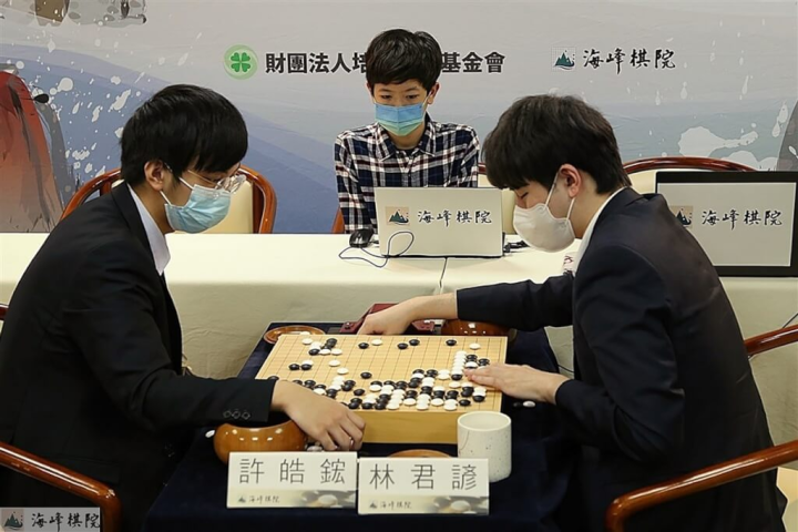  棋王挑戰賽12日舉行第5局，21歲的許皓鋐名人（左）執黑戰勝林君諺棋王（右），奪回「棋王」頭銜，再度稱霸棋壇、穩坐台灣圍棋第一人，還成為台灣史無前例「7冠王」。（海峰棋院提供）