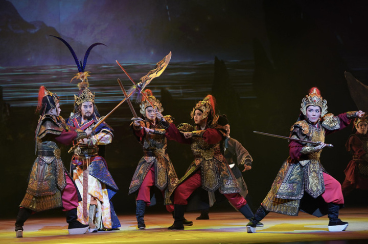 明華園戲劇總團15日在台北國家戲劇院舉行經典翻新做戲碼「燕雲十六州」著裝彩排記者會，全劇由新舊世代跨界攜手，發揮新世代創意，賦予老戲碼新靈魂，17日將正式搬演。