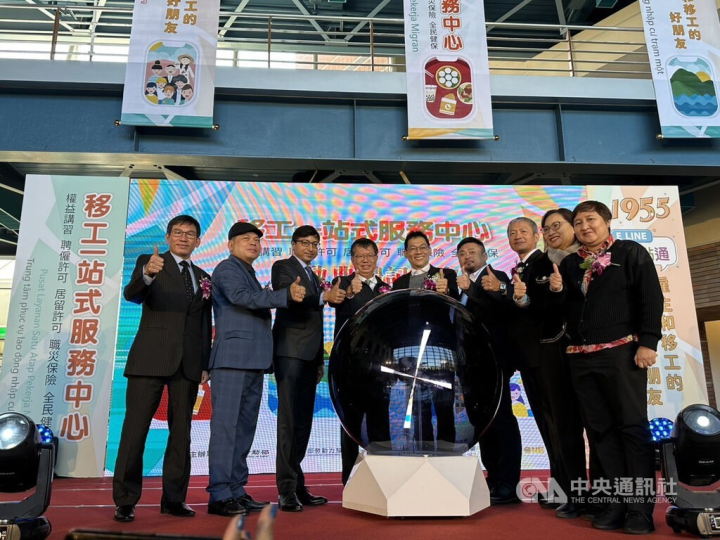 Deputy Labor Minister Wang An-pang (fifth right). CNA photo Dec. 24, 2022