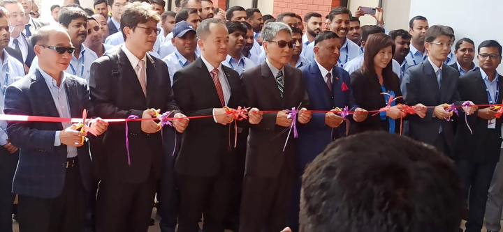 農友種苗印度分公司15日為座落在西部大城普恩（Pune）的新廈舉行落成典禮，農友總經理宋雲宏（前左4）親臨剪綵。（農友種苗印度分公司提供）