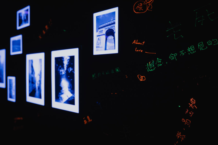 作家肆一與時藝多媒體跨界聯合策展「About Love 聽．說愛情展 ft.肆一」，展覽共規劃6大區，其中「愛情結束」區特別打造「螢光發洩區」，讓觀眾可以在空間內無所顧忌的自由塗鴉書寫。（時藝多媒體提供）