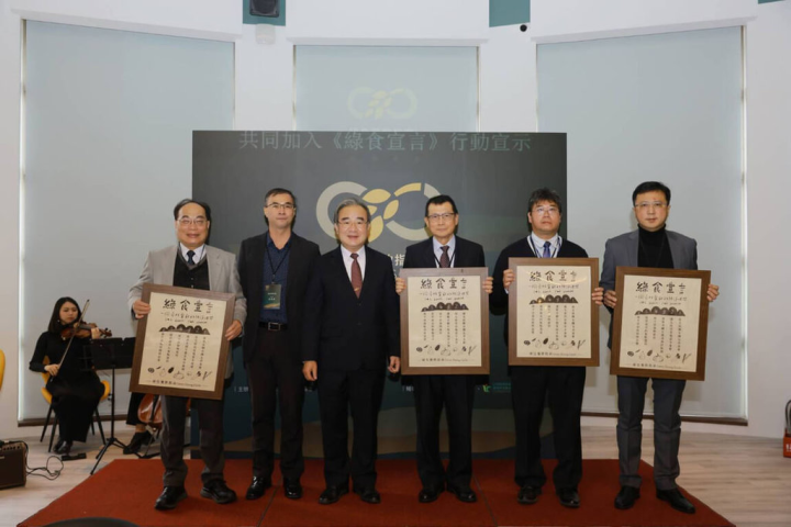 農委會農糧署長胡忠一（前左3）29日表示，使用有機蔬菜有利落實2050淨零排放，農糧署北區分署已推動5家企業、學校使用，接下來將推廣新竹科學園區響應。（農糧署提供）