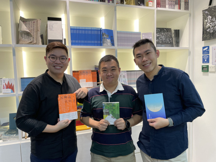 新加坡青年汪來昇（左）與夥伴們一同創立「新文潮出版社」，主要出版繁體書，盼牽起星、台、港之間的文學交流。