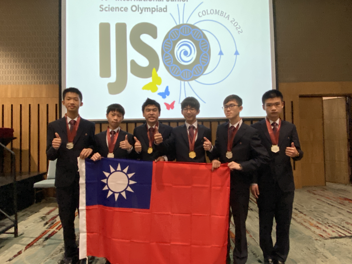 2022年國際國中科學奧林匹亞競賽獲2金4銀佳績(照片左起何承祐同學、凃凱泰同學、許庭誠同學、王冠宇同學、盧仁胤同學、林峻丞同學)