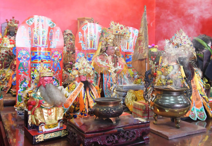 彰化縣民俗類無形文化資產「彰化新港十八庄送大爐」18日辦理天上聖母收兵、送大爐、謝平安等慶典活動，其中送大爐儀式是最重要民俗文化，在冬至前將聖大爐送回伸港福安宮，再由下一年值年爐主村來迎奉，一送一迎，各村輪流將聖爐迎至村莊祭祀，祈求媽祖保佑。（彰化縣政府提供）