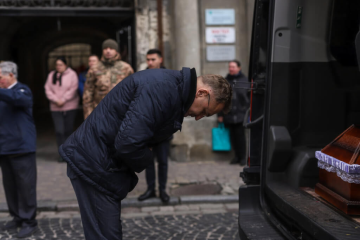 烏克蘭軍方14日為曾聖光舉辦追思儀式，利維夫（Lviv）市長薩多維向曾聖光靈柩鞠躬致意。（讀者提供）