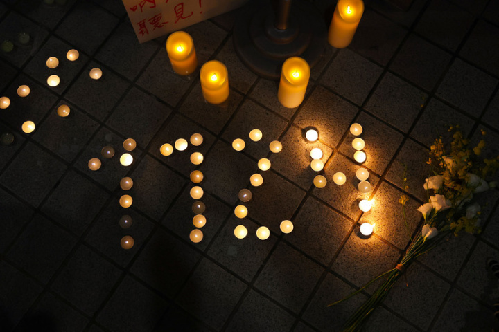 台灣大學學生自主發起的燭光悼念會30日晚間舉行，學生團體在地上用蠟燭排列出1124，悼念日前在新疆烏魯木齊大火中不幸罹難的犧牲者。