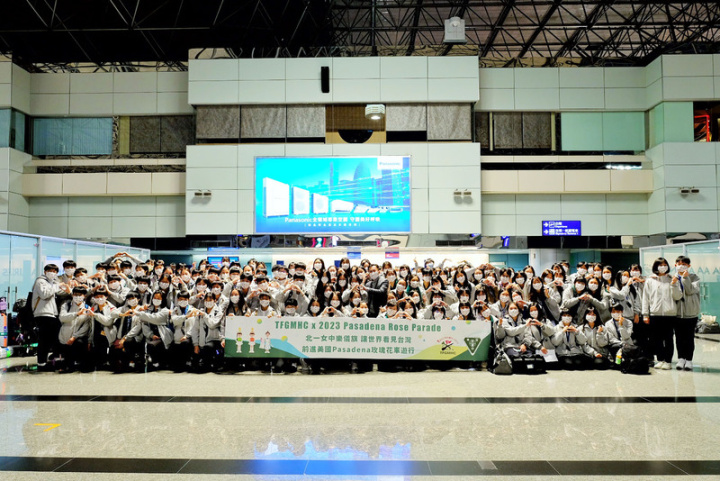 北一女樂儀旗隊27日從桃園國際機場搭機啟程赴美，受邀參與在加州登場的玫瑰花車大遊行，計有127名學生、10名師長一起前往，行前在機場合影留念。