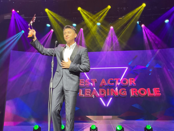 演員鄭人碩以電影「我是自願讓他殺了我」奪下2022亞洲電視大獎亞洲最佳男主角獎，親自前往菲律賓領獎。（七十六號原子提供）