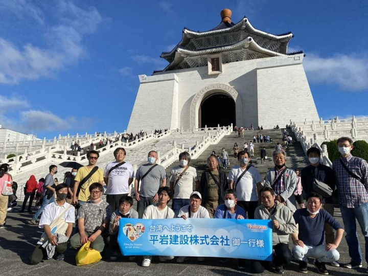 平岩建設株式會社來台舉辦員工旅遊，其中，中正紀念堂的三軍交接儀式很受歡迎。（平岩建設株式會社提供）