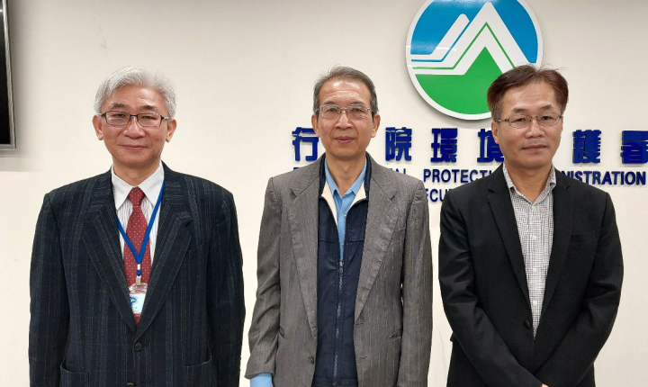 環保署監資處長謝炳輝(中)、空保處長蔡孟裕(右)。