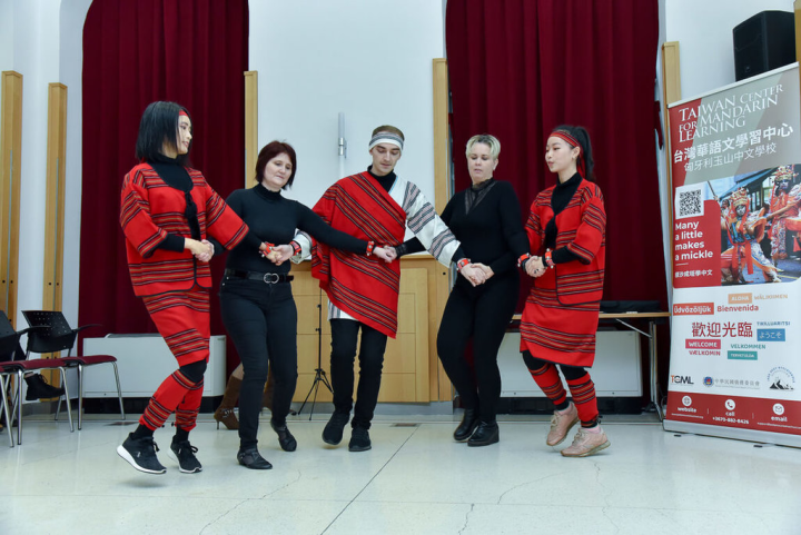 匈牙利台灣華語文學習中心的學生在11月底舉行的期末成果發表會跳台灣原住民舞蹈。（匈牙利台灣華語文學習中心提供）