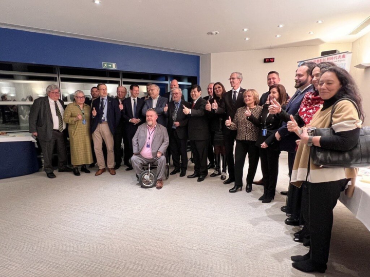 趁著歐洲議會本週在法國史特拉斯堡召開今年最後一次全體會議，駐歐盟大使陳立國與歐洲議會友台小組主席蓋勒13日在議員交誼廳共同舉辦感恩酒會，共計30位議員出席。（駐歐盟代表處提供）