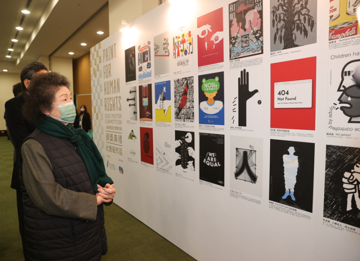 國家人權委員會18日在台北舉辦2022年人權海報設計競賽活動頒獎典禮，人權會主委陳菊（左）出席並參觀現場展出作品。