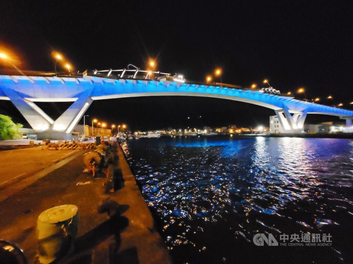 The new Nanfang'ao Bridge is lit up on Friday evening. CNA photo Dec. 16, 2022