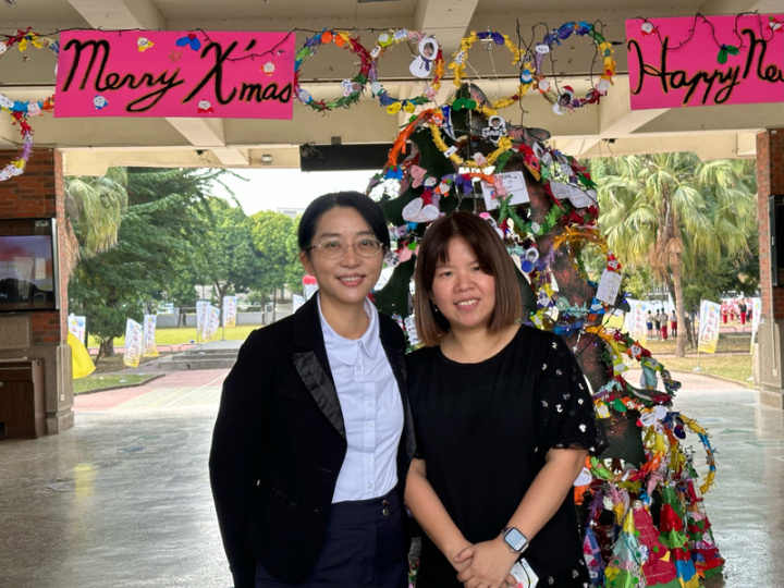 屏東縣潮和國小推動數位教學，3年前校內沒有任何iPad，現在已經有323台提供學生輪流使用。左起為潮和國小校長謝相如、研發組長沈志平。