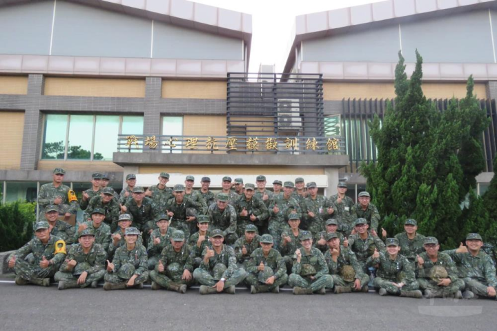 203旅通信連官兵於基地訓練期間，接受戰場心理抗壓訓練。（陸軍步兵第203旅提供）