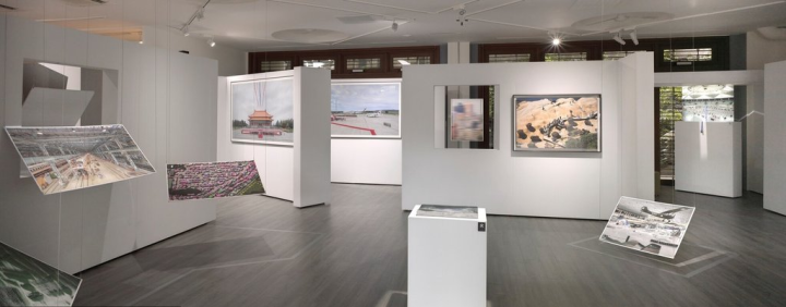 看見‧齊柏林基金會邀請攝影藝術家林育良Makoto Lin與齊柏林的作品對話，在新北市淡水「齊空間」舉辦聯展，透過全新的展演方式，顛覆以往觀看的攝影展經驗。（看見‧齊柏林基金會提供）