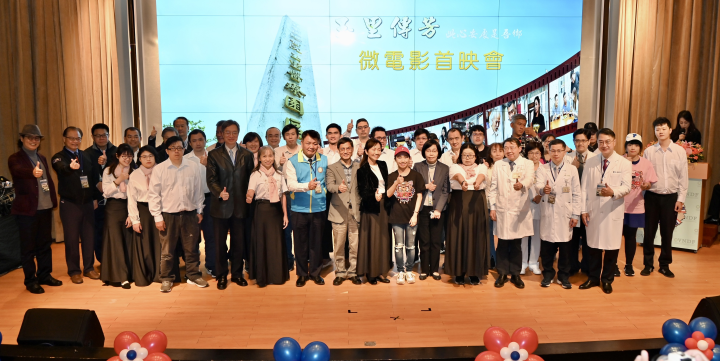 與會人員與北榮日間病房病友表演團體歡樂合影