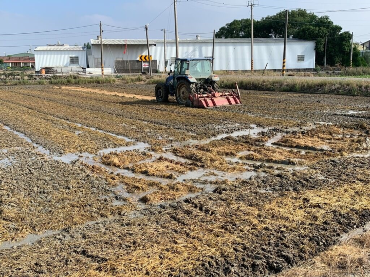 A farmer composts rice stubble following a recent harvest. Photo courtesy of Chiayi County Environmental Protection Bureau