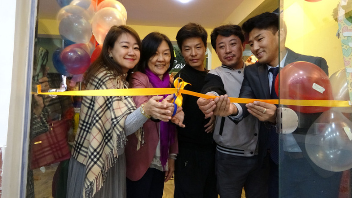 一家台式珍珠奶茶店24日在德里開幕，中華民國駐印度代表處經濟組長陳郁淇（左2）、台商林孟君（左1）及其他合夥人共同剪綵。