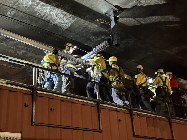 台鐵推動電務智慧化，9日完成汐止至板橋「台北電力段隧道段導電軌裝設統包工程」最後一哩路貫通，這個路段也是台鐵行車密度最高的區間。（台鐵提供）