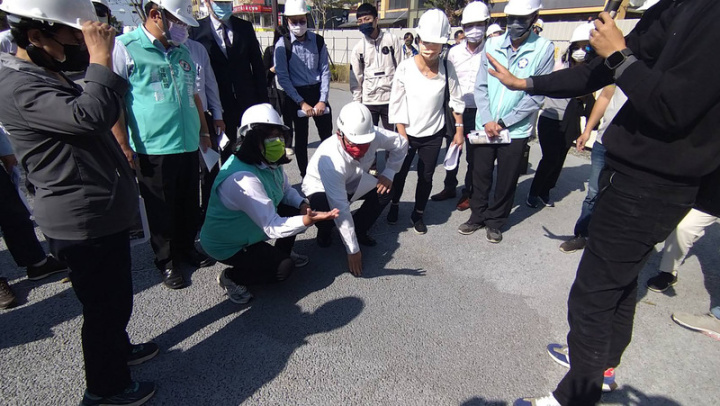 立法院內政委員會7日考察嘉義市道將圳水綠廊道工程，廠商現場展示透水混凝土舖面功能，強調雨後廊道不積水，更方便民眾活動。