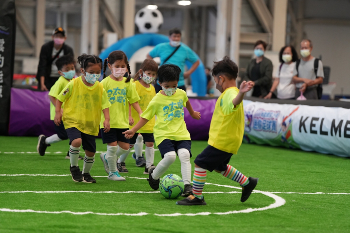 臺北市大安國小附幼的幼兒與家長一同體驗足球賽，重視家庭休閒活動的共同參與，為後