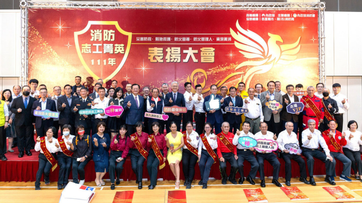 為響應聯合國12月5日國際志工日，內政部消防署舉辦「111年全國消防志工菁英表揚活動」，共37名優秀的消防志工菁英獲獎，包含災害防救志工9名、救護志工15名、防火宣導志工13名。（消防署提供）