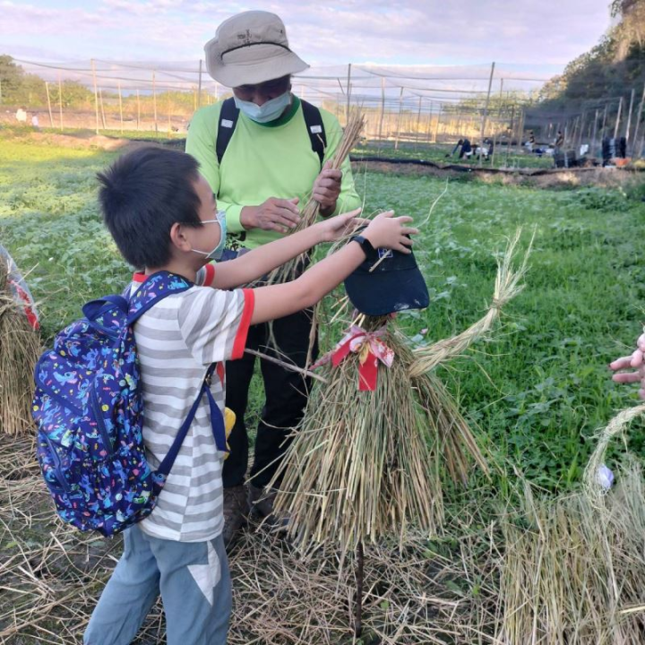 「林內巡遊走讀」以雙腳行讀山線、水線、菸樓、農園，以稻田裡掌草稻草人讓孩童認識林內土地，產生在地共鳴感。