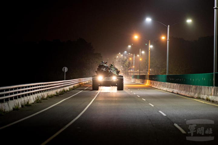 陸軍裝甲第586旅聯兵三營清晨不畏低溫，執行作戰計畫演練。（軍聞社記者卓以立攝）