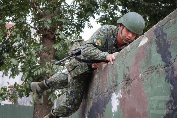 陸軍52工兵群日前接受陸軍司令部體能戰技訓練驗證。（陸軍第十軍團提供）