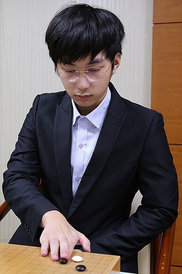 Hsu Hao-hung plays Go at HaiFong Go Association in Taipei. Photo courtesy of HaiFong Go Association