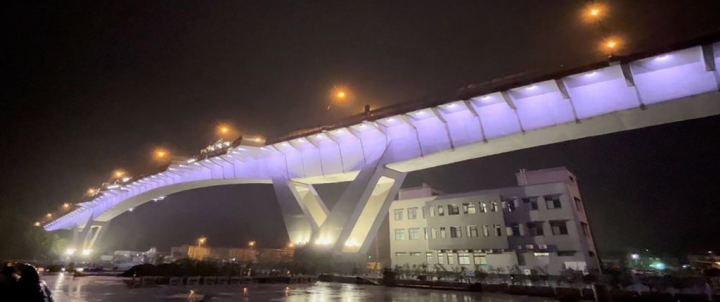 宜蘭縣南方澳跨港大橋歷經2年5個月重建，主橋已全部完成，將於18日通車，新橋夜間搭配景觀藝術光雕系統，並設置人行觀景平台，將成為蘇澳鎮新地標。（蘇花公路改善工程處提供）