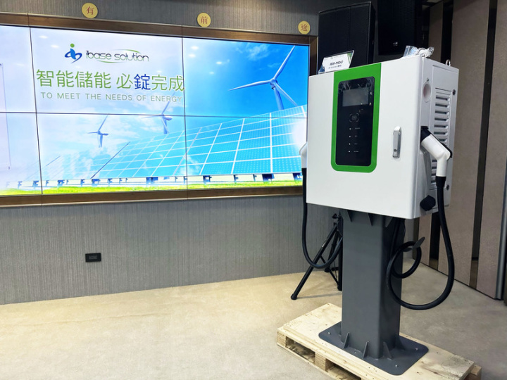  工業電腦廠廣錠2日在汐止遠雄總部舉辦儲能系統產品上市發表會，具備快充功能的電動機車充電樁已接獲千台訂單，將於2023年起陸續交貨。