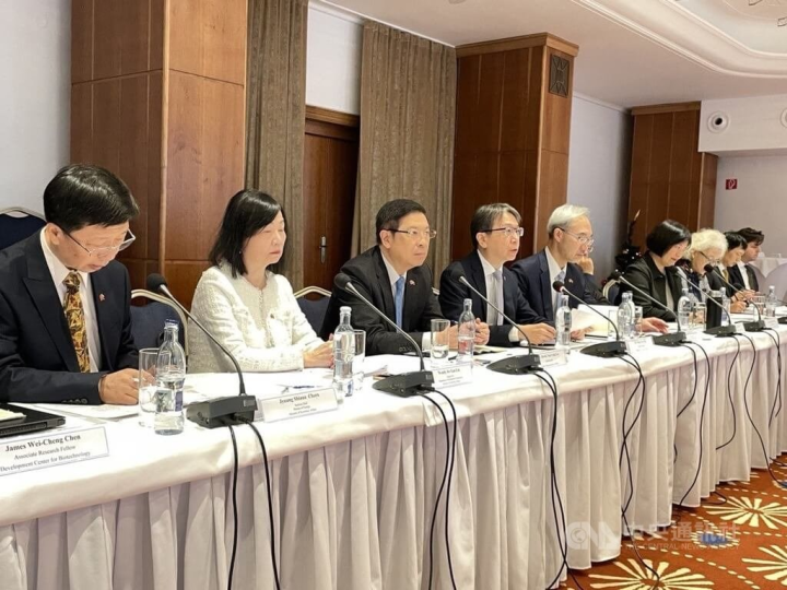 Deputy Foreign Minister Tsai Ming-yen (fourth left) the second session of the Taiwanese-Slovak Commission on Economic Cooperation in Bratislava on Friday. 