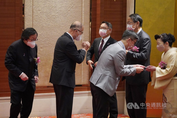David Lee (second left), secretary-general of the Presidential Office, greets Hiroyasu Izumi (second right), chief representative of the Japan-Taiwan Exchange Association Taipei Office, when he arrived at Thursday's event. 