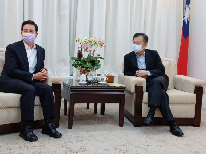 Kinmen County magistrate-elect Chen Fu-hai (left) meets with Mainland Affairs Council Minister Chiu Tai-san in Taipei on Dec. 9. Photo courtesy of Chen's office